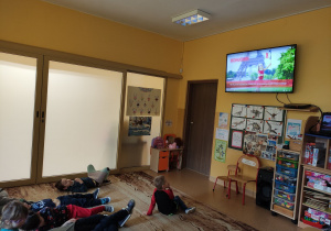 Dzieci oglądają prezentację o Francji.